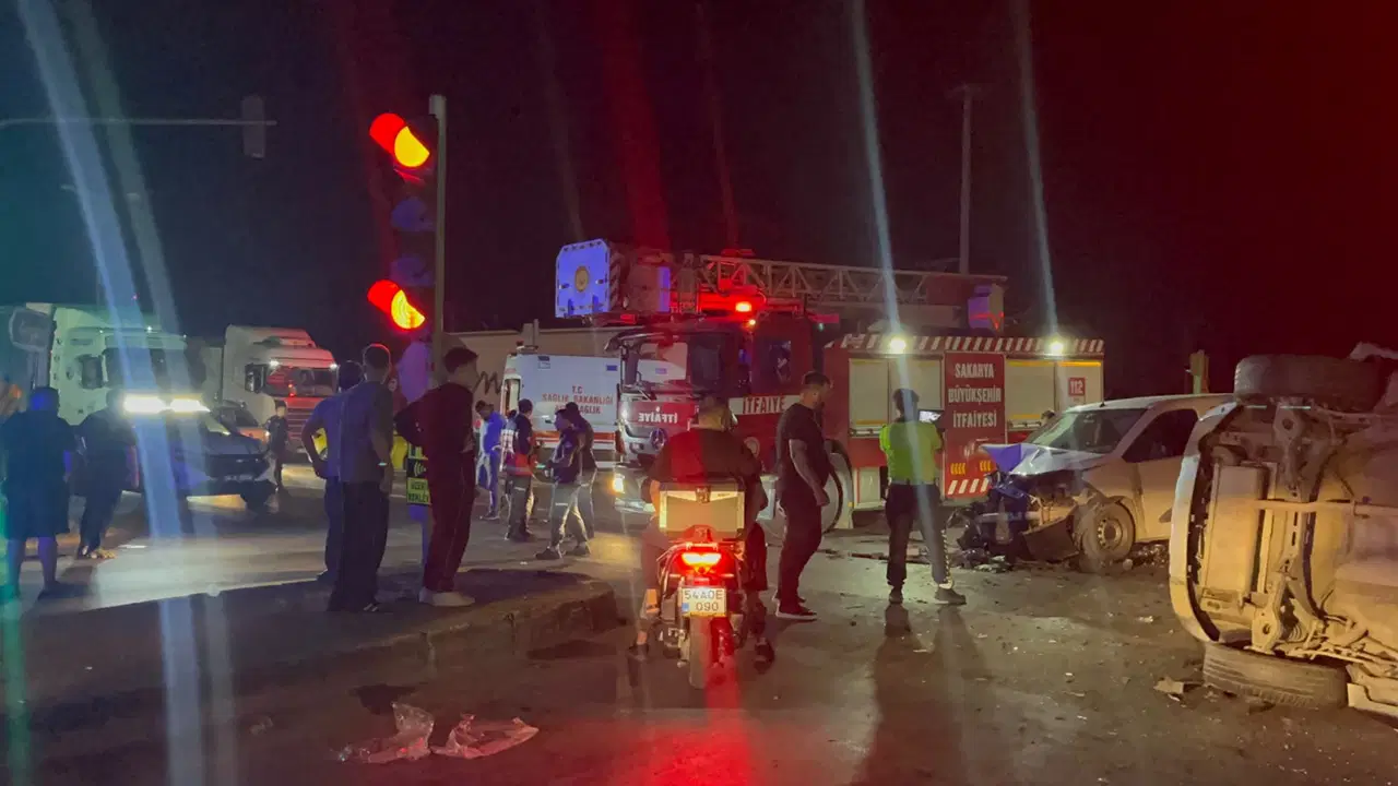 Sakarya Akyazı'da Trafik Kazası: Hafif Ticari Araç ile Otomobil Çarpıştı, Çok Sayıda Yaralı Var
