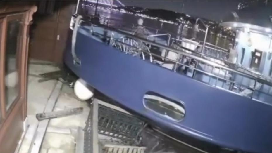 Boğaz'da Yolcu Vapuru Tarihi Yalığa Çarptı