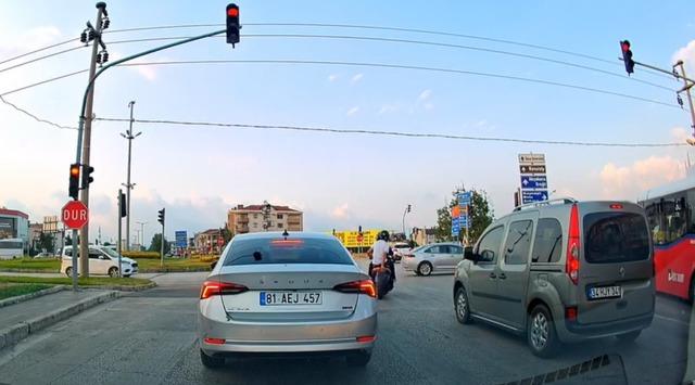 Sürpriz ışığın ihlali için buldukları yöntem! Başka bir aracın kamerası 2 kaydedildi