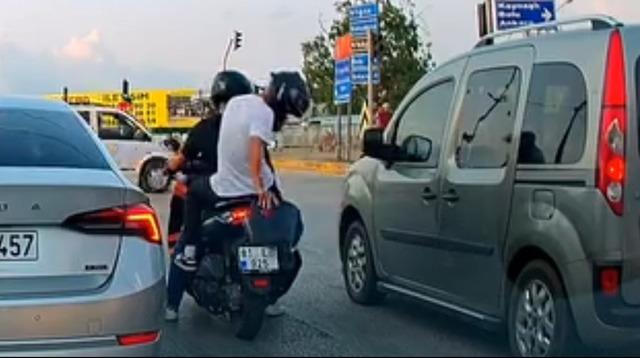 Sürpriz ışığın ihlali için buldukları yöntem! Başka bir aracın kamerası kaydedildi 3
