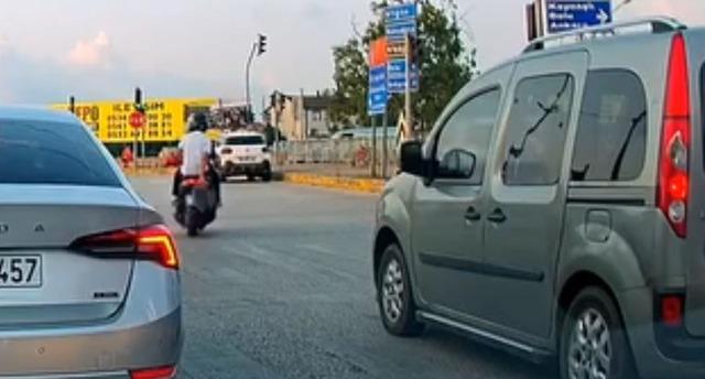 Sürpriz ışığın ihlali için buldukları yöntem! Başka bir aracın kamerası kaydedildi 4
