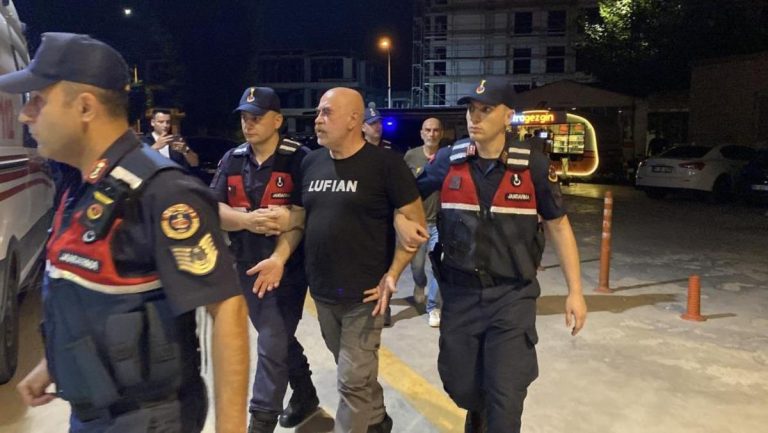 Ünlü yönetmen Ezel Akay ve kardeşi Bursa’da uyuşturucu operasyonunda gözaltına alındı